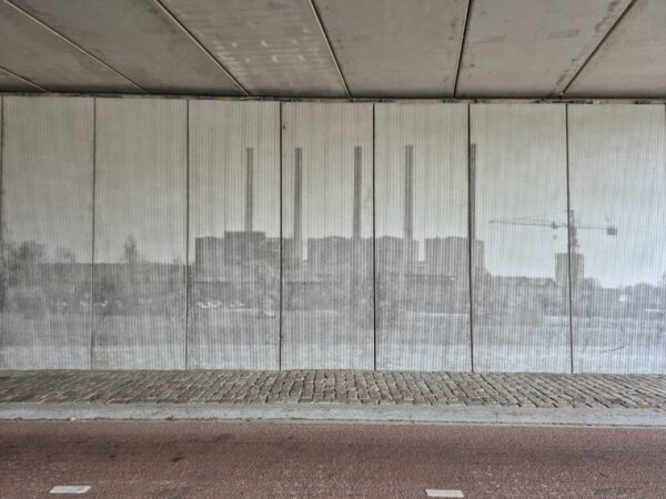 Kunstwerk onder Viaduct Europaweg Groningen, de vijf pijpen van de Hunzecentrale