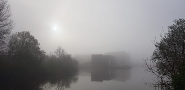 Het Oude Winschoterdiep in de mist in Groningen