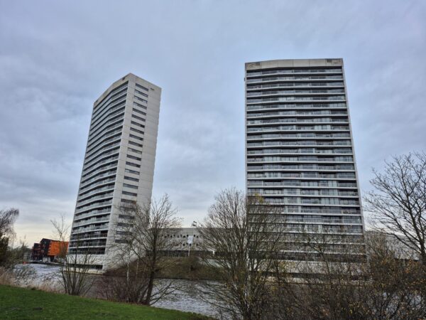 Stoker en Brander, de 80 meter hoge woontorens naast stadion Euroborg Groningen