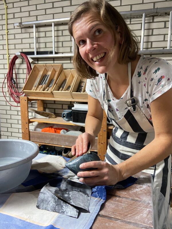 schuren tijdens deze creatieve activiteit en workshop speksteen met Margriet Meijer in Paterswolde op fietsafstand Groningen Stad