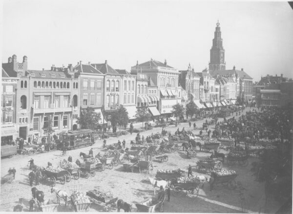 Warenmarkt in 1913 op de Vismarkt (collectie Groninger Archieven)