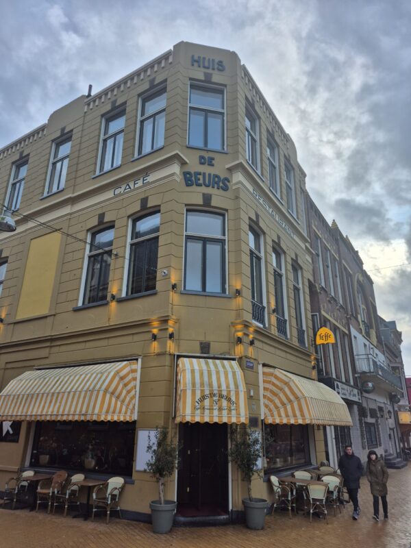 Huis de Beurs Groningen op de hoek van de Vismarkt
