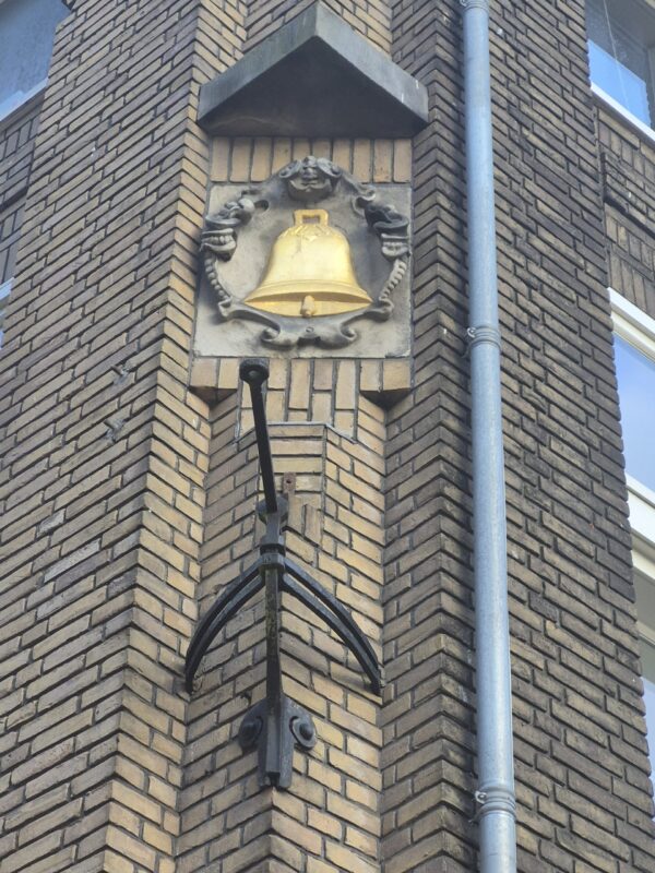 De Klok in kleinste straatje van Groningen nabij de Vismarkt