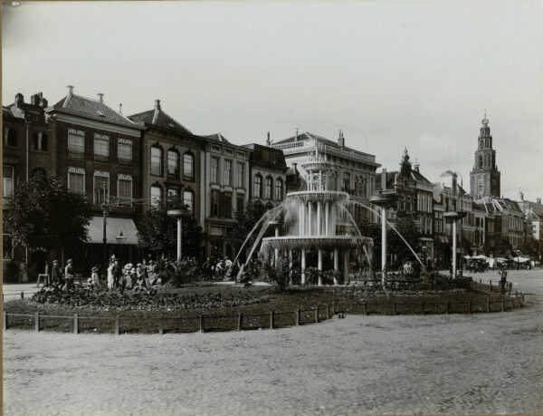 Fontein 1914 op Vismarkt Groningen. Foto uit Collectie Groninger Archieven