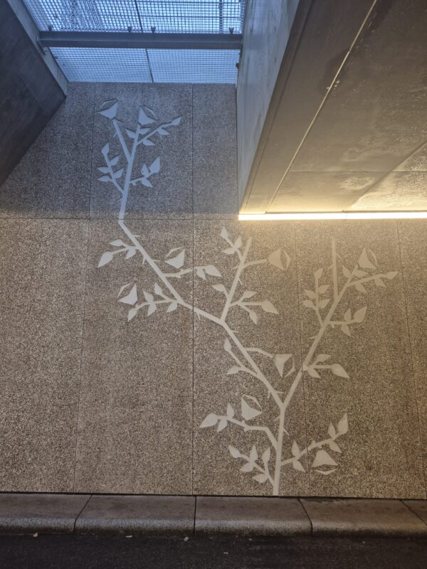 Blaadjesmotief in fietstunnel Groningen
