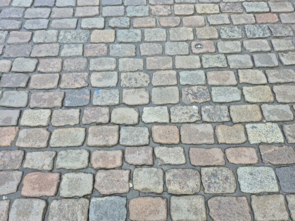 De kinderkopjes van de Vismarkt in Groningen