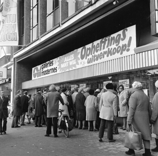 Galeries Modernes op Vismarkt 27 in Groningen vlak voor de sluiting in 1974 (collectie Groninger Archieven)