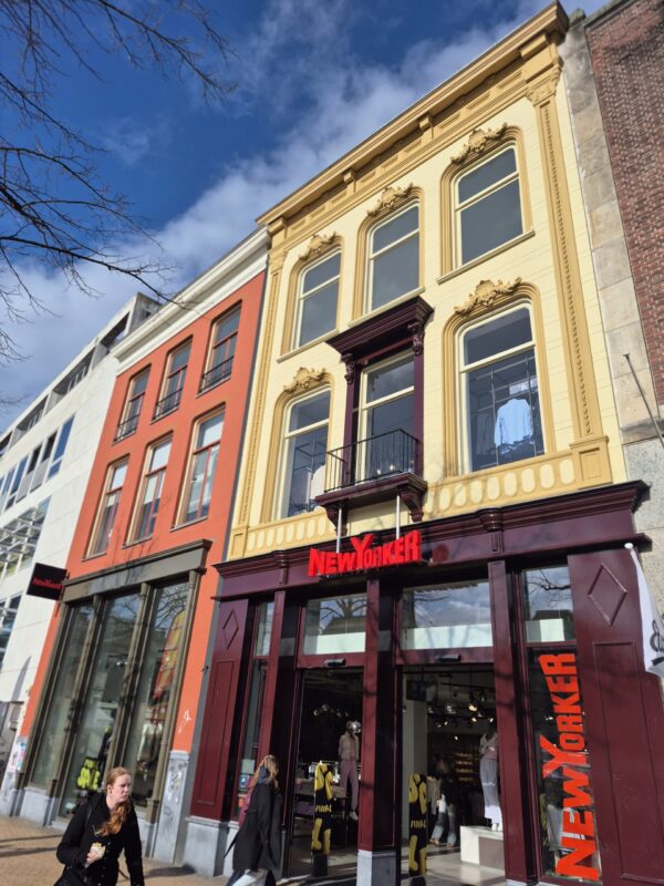 Vismarkt 35 in Groningen met kledingwinkel New Yorker