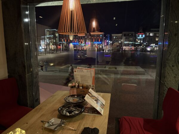 Tafel aan de Grote Markt bij Japans restaurant in Groningen: Fujiyama