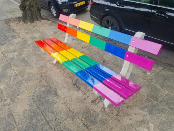 Met regenboogbankjes, vlaggen en een zebrapad laat Groningen zien dat inclusie hier zichtbaar en vanzelfsprekend is