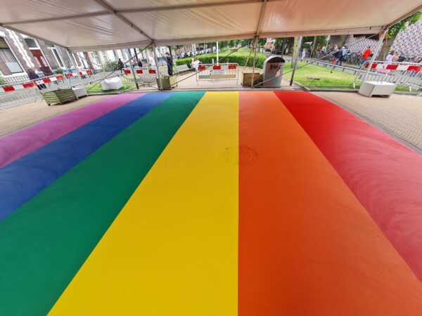 Met regenboogbankjes, vlaggen en een zebrapad laat Groningen zien dat inclusie hier zichtbaar en vanzelfsprekend is