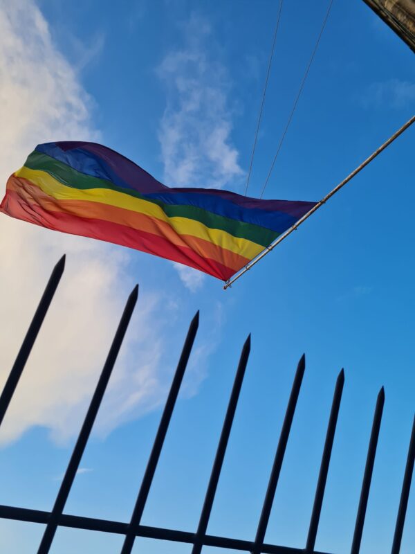 Met deze vlag op Martinitoren laat Groningen zien dat inclusie hier zichtbaar en vanzelfsprekend is