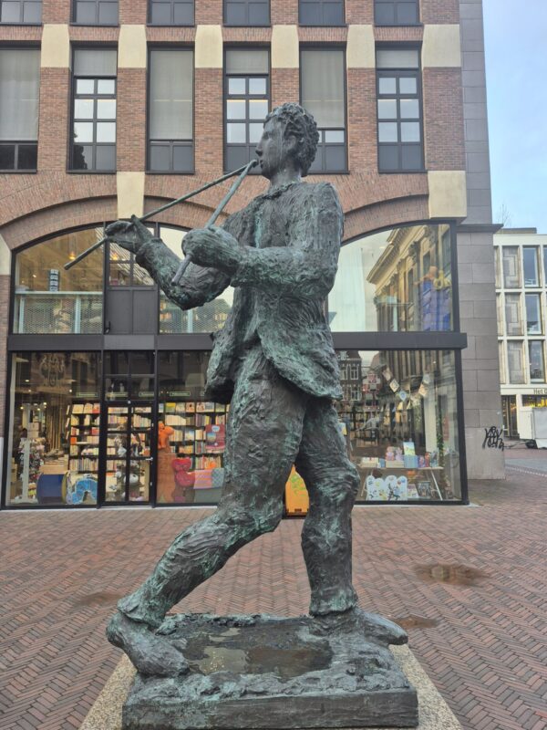 Kunst op het Waagplein Groningen: Fluitspeler door de Italiaanse kunstenaar Roberto Barni. Het beeld Appuntamento con la musica
