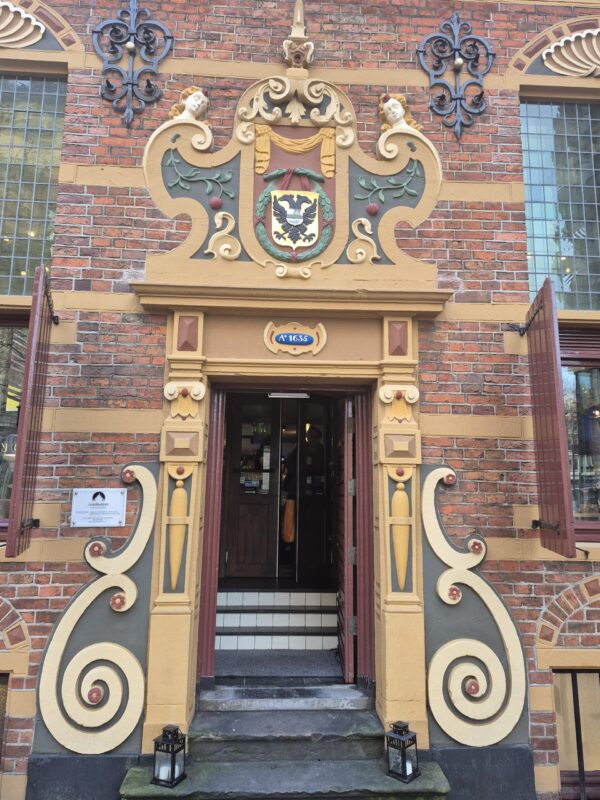 Voordeur van het markante gebouw Het Goudkantoor op het Waagplein in Groningen