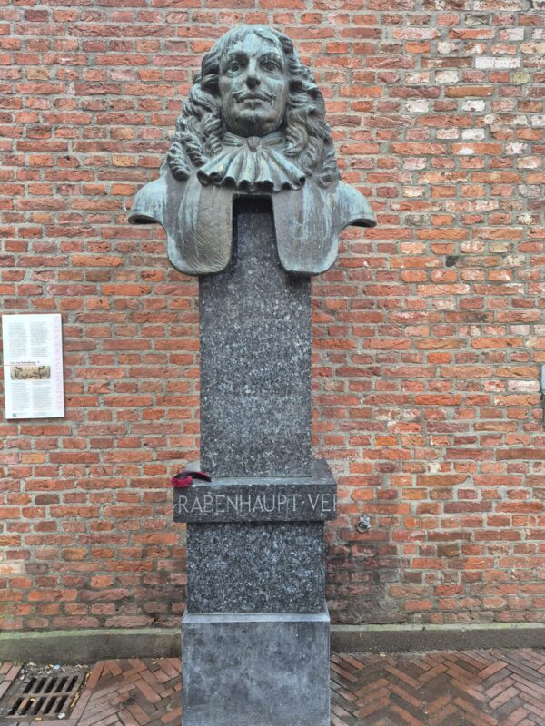 Links naast het Goudkantoor in Groningen staat de buste van Carl von Rabenhaupt, in 1672 de redder van Groningen in de strijd tegen de bisschop van Münster. Gemaakt door kunstenaar Willem Valk.