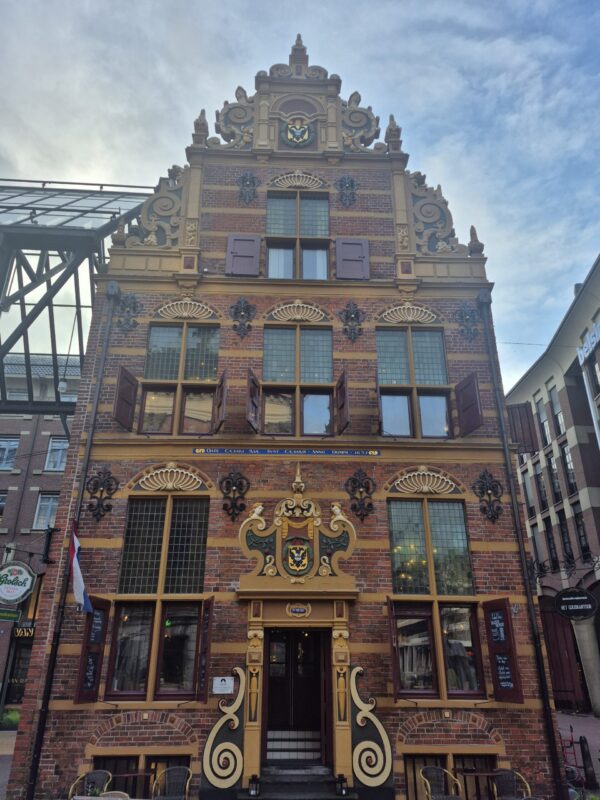 Voorgevel van het markante gebouw Het Goudkantoor op het Waagplein in Groningen