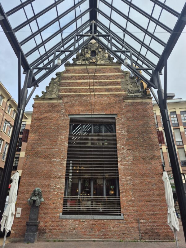 Zijgevel van het markante gebouw Het Goudkantoor op het Waagplein in Groningen