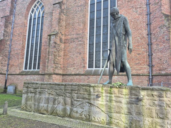 Tegen de noordwand van de Martinikerk in Groningen staat het provinciale oorlogsmonument ‘Sint-Joris en de draak’