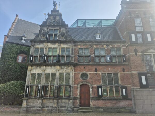 Martinikerkhof 13 Groningen: de portierswoning die bekendstaat als Huis Cardinaal