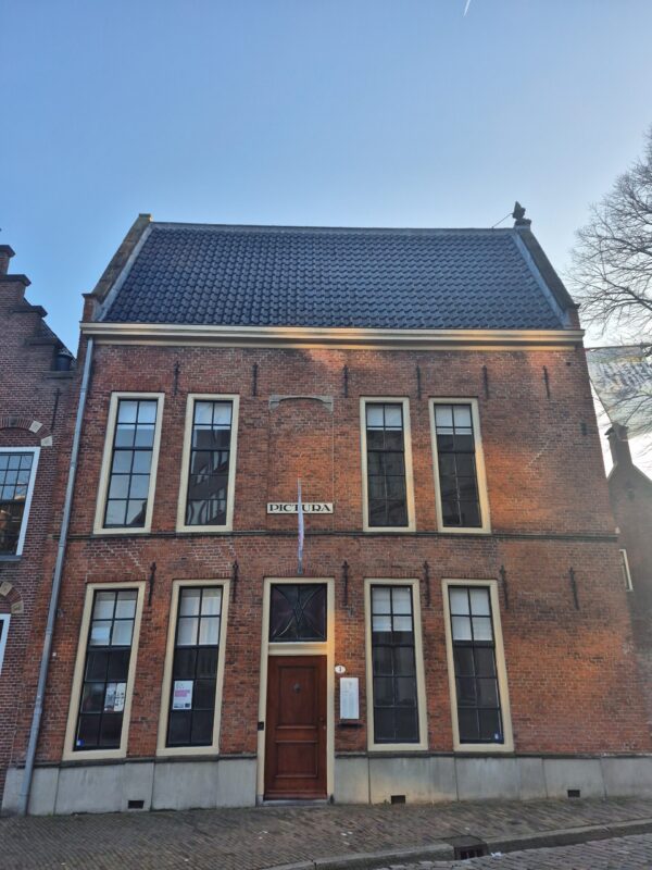 Martinikerkhof 26: Pictura in Groningen