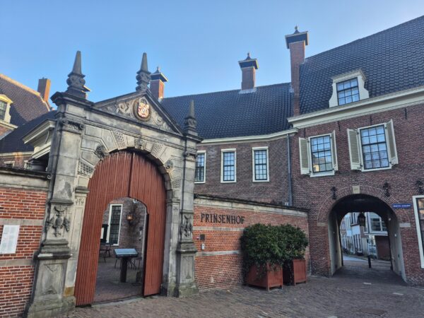 De Prinsenhof met rechts de Gardepoort in Groningen
