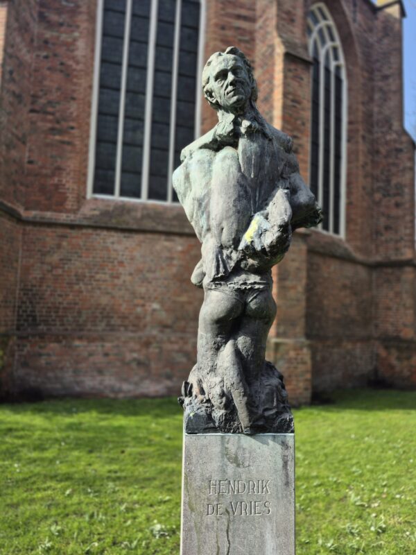 beeld ter ere van dichter Hendrik de Vries op Martinikerkhof Groningen
