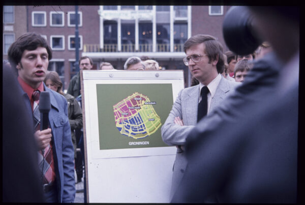 Verkeerswethouder Wallage en het verkeerscirculatieplan (1977), collectie Groninger Archieven